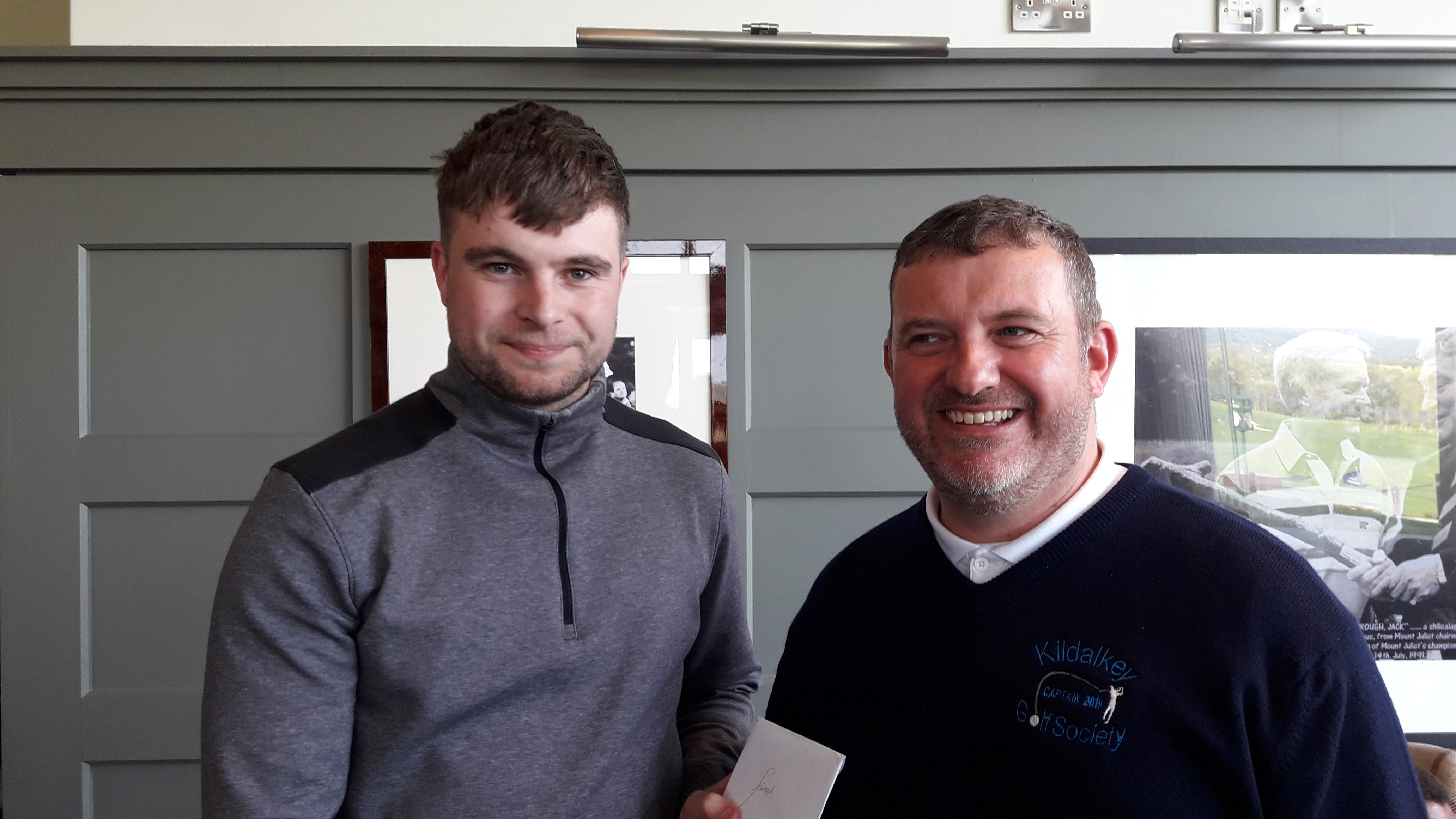 Mount Juliet winner Dale Duignan (left) with Capt. John O'Connor presenting